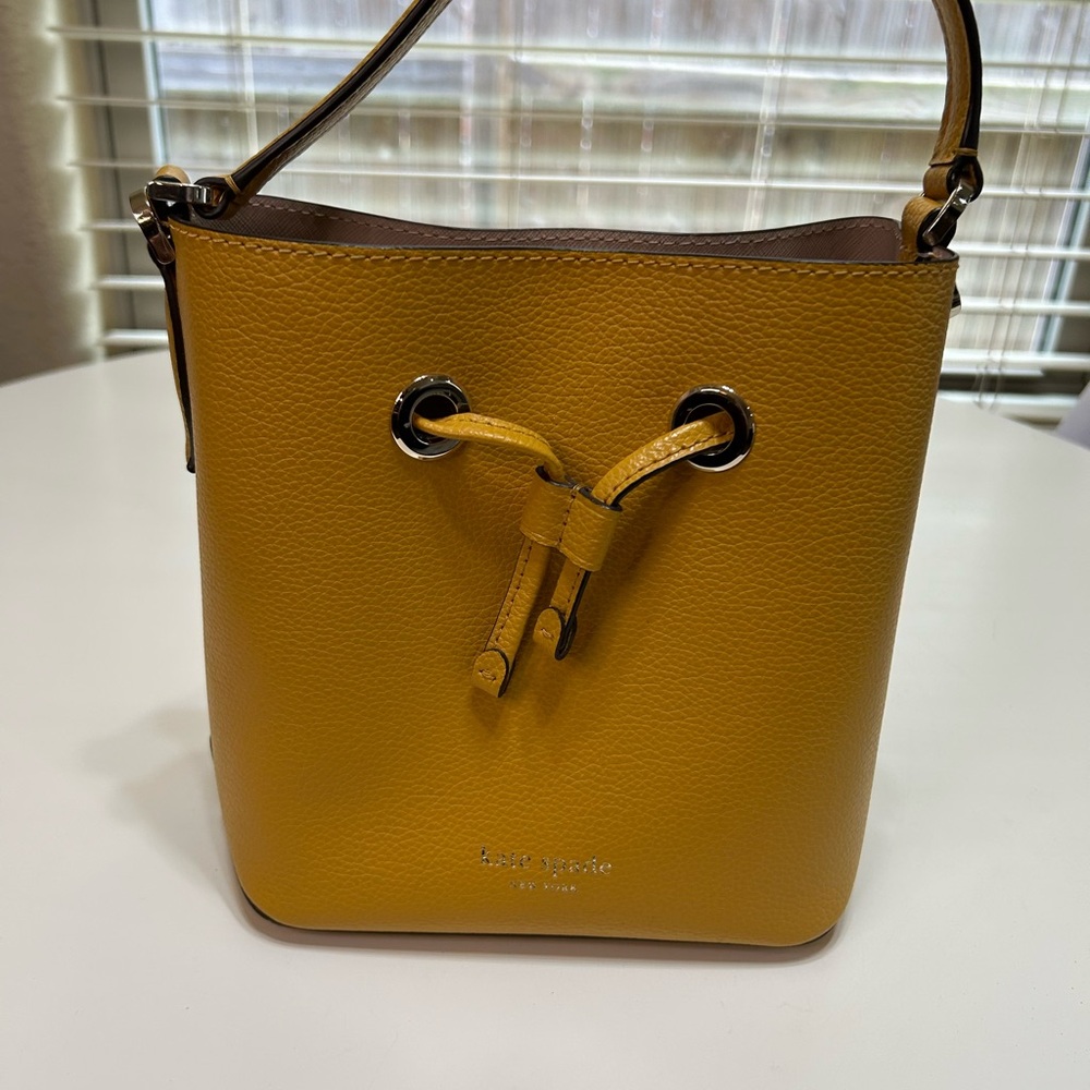 Kate Spade New York Eva Small Bucket Shoulder Bag. NWOT